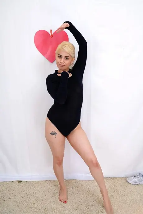 La blonde plantureuse Penelope Reed dévoile ses seins et ouvre sa chatte poilue