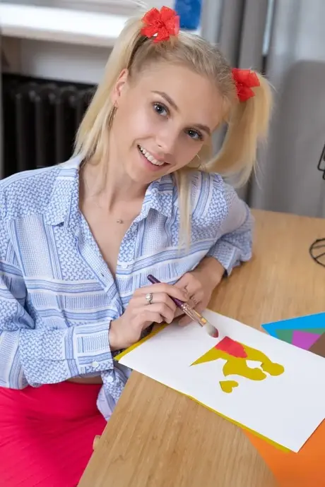 Söta Sara klär av sig helt, blont hår i flätor