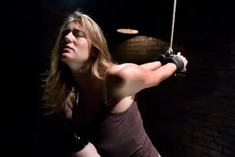 Daphne RosenがレズビアンシーンでTrina Michaelsを支配しながら大きな胸を披露