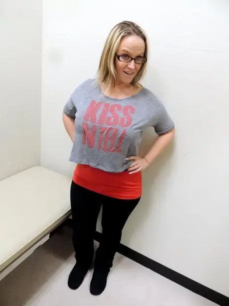 Dee Siren si abbassa i pantaloni davanti allo specchio di un camerino