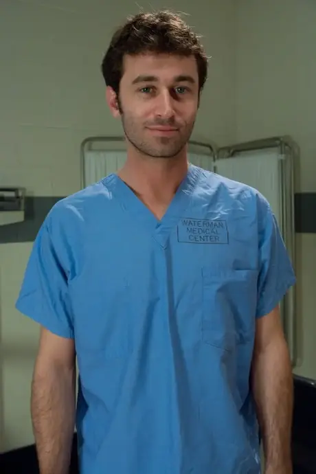 Devon Taylor, a loira de cabelo curto, é colocada em jaula e James Deen fode a cara dela