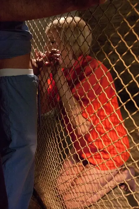 Devon Taylor, a loira de cabelo curto, é colocada em jaula e James Deen fode a cara dela