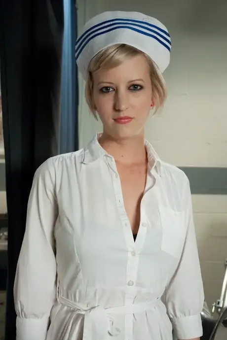 Devon Taylor, a loira de cabelo curto, é colocada em jaula e James Deen fode a cara dela