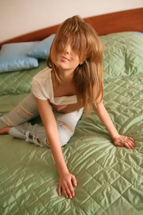 Elle B, totalmente natural, se desnuda en el dormitorio y abre su coño recortado
