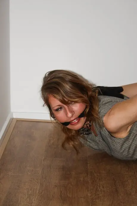 Eve, een hete meid in panty, worstelt om zich los te maken uit touwbondage