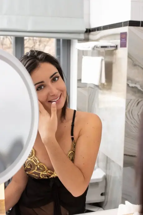 La glamour Dionisia mostra i suoi bei seni e il suo sedere tentatore