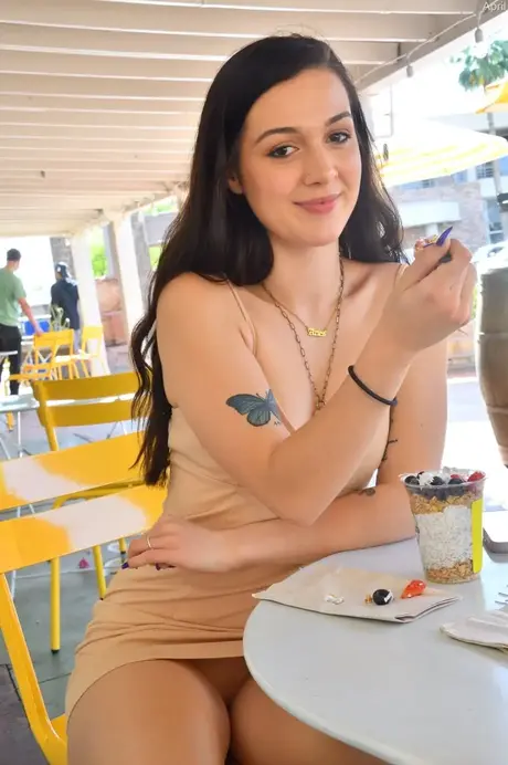 Glamourmodel April viser sine små bryster og barberede fisse offentligt