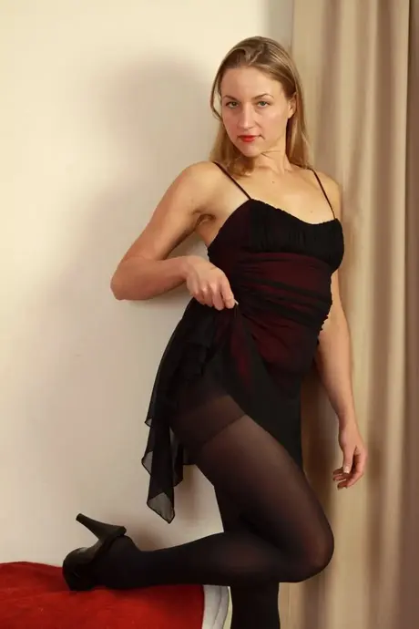 Gloria, une MILF blonde en talons et bas, montre sa chatte poilue