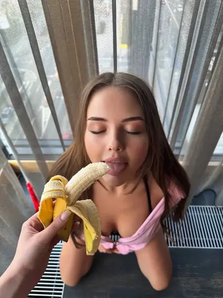 A linda modelo do OnlyFans Vi Angel revela suas curvas sexys em lingerie