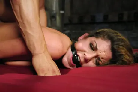 Kayla Paige é espancada e dominada pelo amigo
