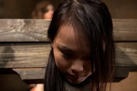 Kinky blondin retas en brunett asiatisk tjej innan hon förtjänar sin frihet