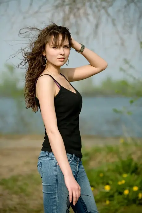 Ksucha B, la joven belleza totalmente natural, se desnuda para una sesión de fotos al aire libre