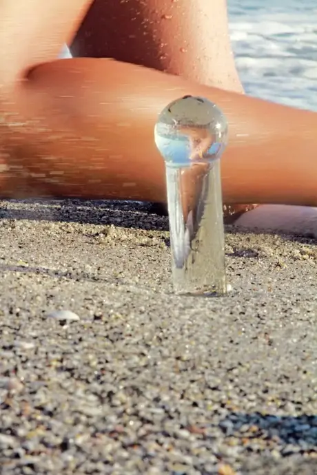 Layla bliver fræk med en dildo, mens hun er nøgen på stranden
