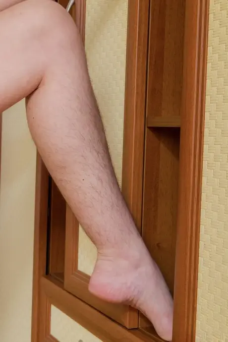 Lima, een frisse jonge vrouw, houdt ervan haar ongeschoren strakke vagina aan te raken