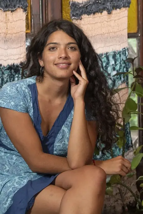 Modelo amateur de pelo largo revela su coño peludo tras desnudarse