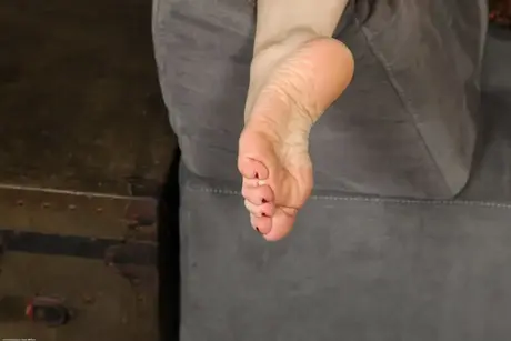 La charmante Kuuipo se glisse hors d'une robe transparente pour devenir entièrement nue