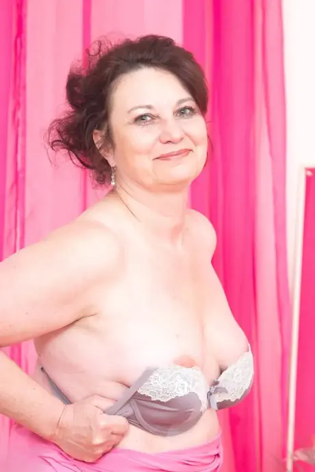Luzana, eine reife Frau, fingert und spielt mit Toys in einer Solo-Szene