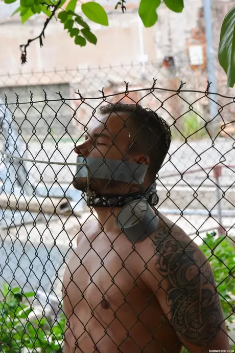 Miky Love domineert haar slaaf en zuigt zijn lul in de achtertuin