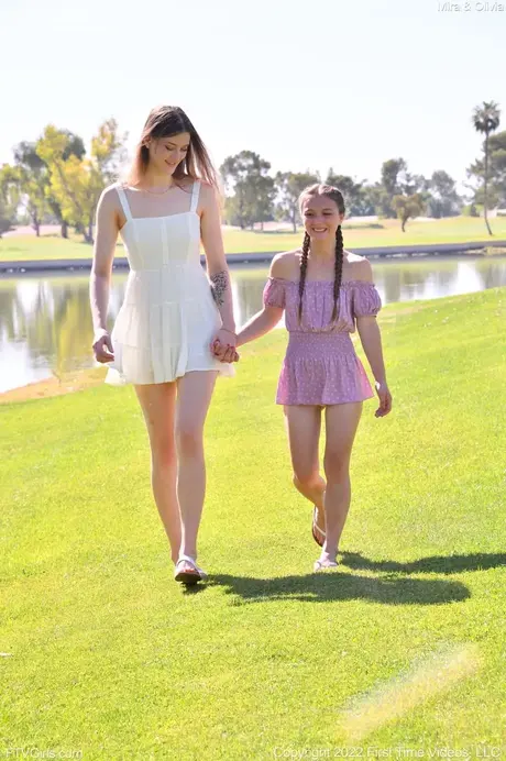 Mira Monroe och Olivia Madison klär av sig och poserar utomhus