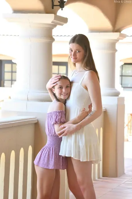 Mira Monroe och Olivia Madison klär av sig och poserar utomhus