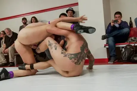 Match de catch lesbien entre catcheuses presque nues