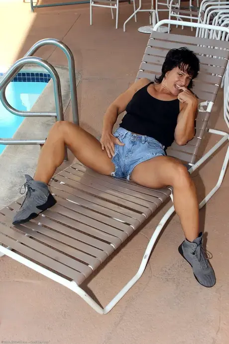 Cori muscolosa si spoglia e apre la sua figa liscia rasata