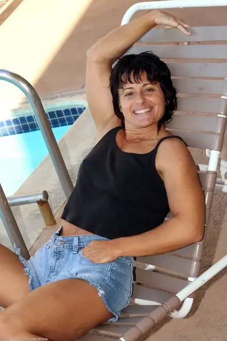 Cori muscolosa si spoglia e apre la sua figa liscia rasata