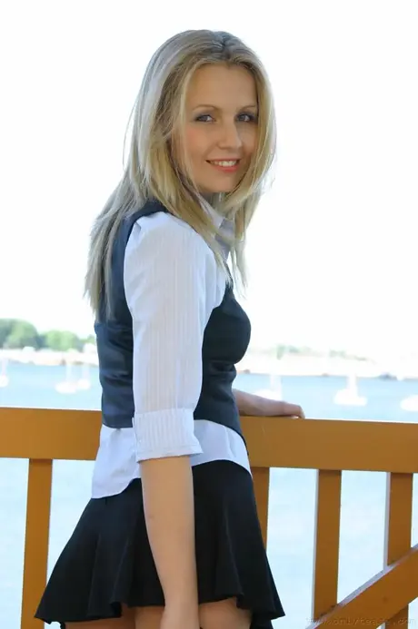 Natasha, den blonde skolepige, bloter sine små bryster i en udendørs striptease