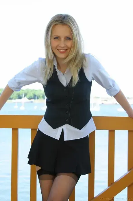 Natasha, den blonde skolepige, bloter sine små bryster i en udendørs striptease