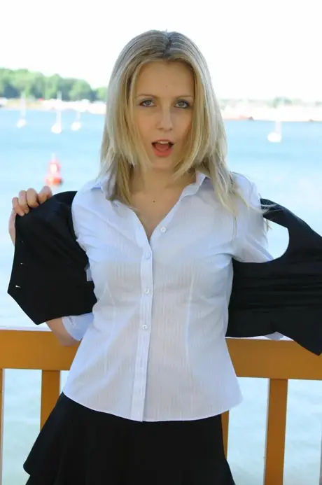 Natasha, den blonde skolepige, bloter sine små bryster i en udendørs striptease