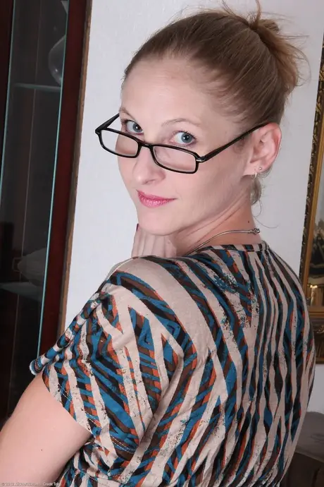 La MILF nerd Beyla mostra la sua figura snella e struscia la figa sul pavimento