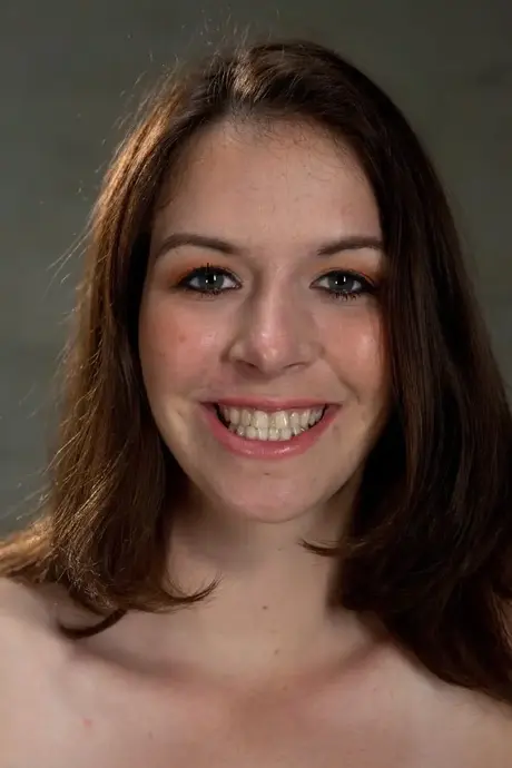 Nicole Rider, la fille coquine aux jolis naturels, montre son cul et sa chatte en talons
