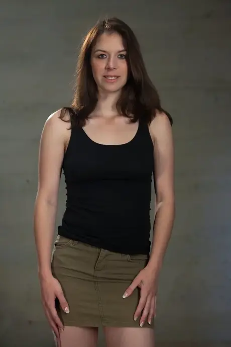 Nicole Rider, la fille coquine aux jolis naturels, montre son cul et sa chatte en talons