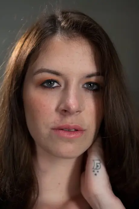Nicole Rider, la fille coquine aux jolis naturels, montre son cul et sa chatte en talons