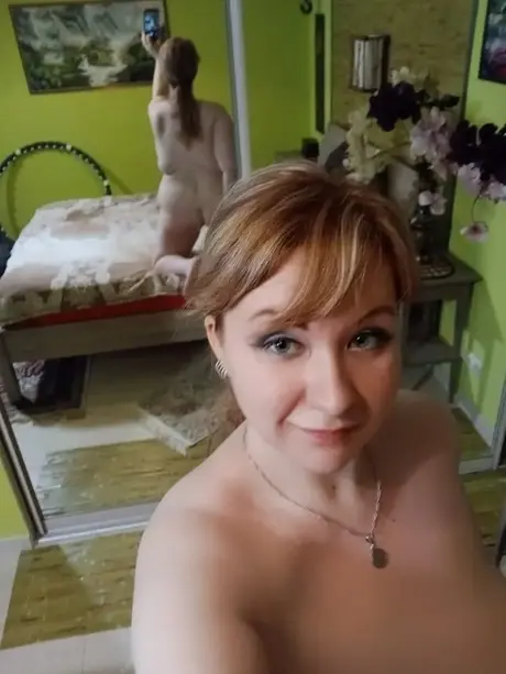 Petite MILF frister med sine herlige pupper og sin boble-rumpe mens hun poserer foran speilet