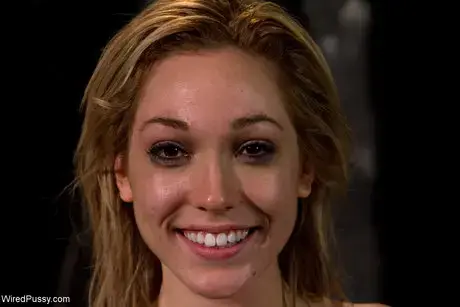 Princess Donna Dolore dominerer Lily LaBeau i en lesbisk scene i en kjeller