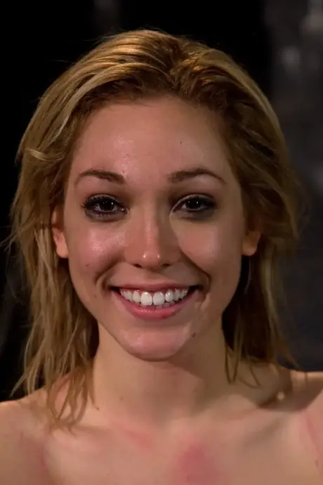 Princess Donna Dolore dominerer Lily LaBeau i en lesbisk scene i en kjeller