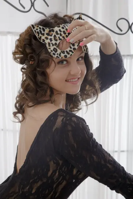 Raisa，这位穿乳环的深发美女脱光衣服，骑上一根硬鸡巴
