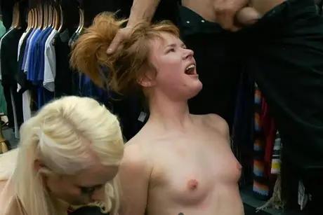 Rödhårig fru knäböjer medan en stor svart man klär av sig och knullar henne