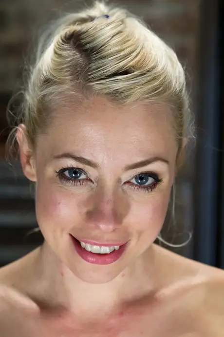 Związana linami blond lesbijka Lorelei Lee ukarana zabawkami erotycznymi