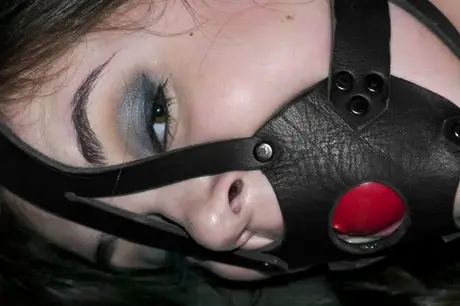 Sasha Grey ukarana elektryczną zabawką erotyczną w kaftanie bezpieczeństwa