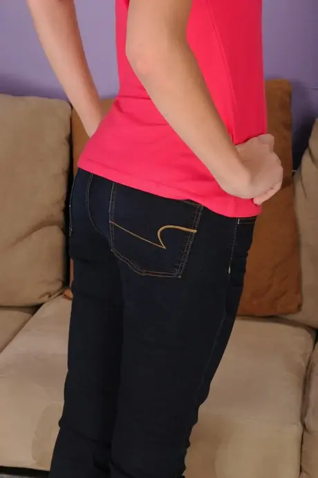 Scarlett Fever, a adolescente branca com um bumbum lindo e pequeno, abre sua fenda apertada