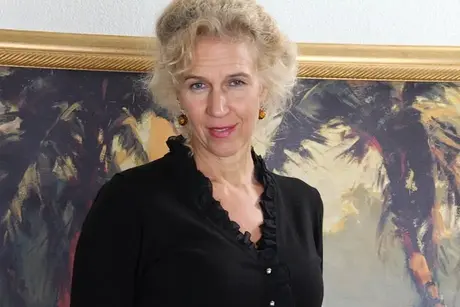 Den erfarne blondine Cally Jo vælger øjeblikket til at posere nøgen