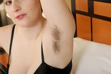 Aficionada de pelo corto se quita las medias de rejilla y abre su castor