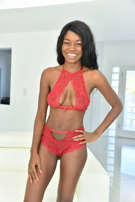 Die schlanke Ebony Kandie Monaee enthüllt ihre saftigen großen Titten und spreizt ihre Muschi