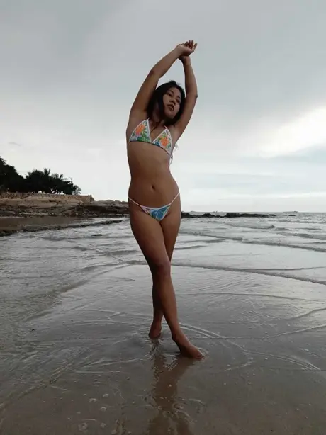 Den forbløffende asiatiske amatørmodel Kiki Asia viser sin kurvede figur frem i bikini på stranden