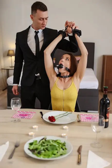Sybil A, l'adolescente brune, est menottée et baisée après le dîner