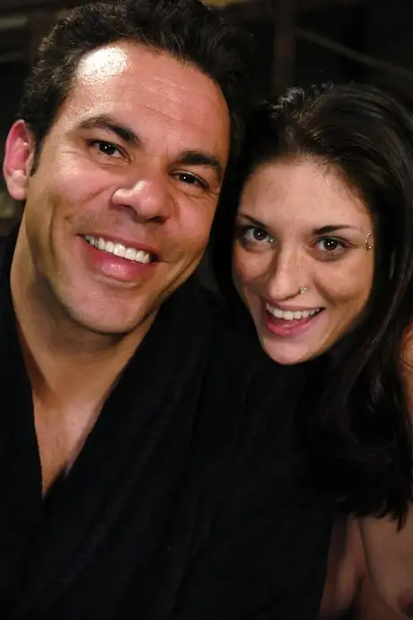 Tabatha Tucker amarrada e amordaçada com bola, fodida sobre um baú