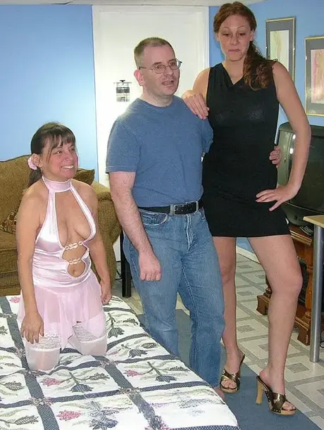 Den høje Mariah og den petite Vixen rider på en nørds hårde pik efter at have klædt sig af
