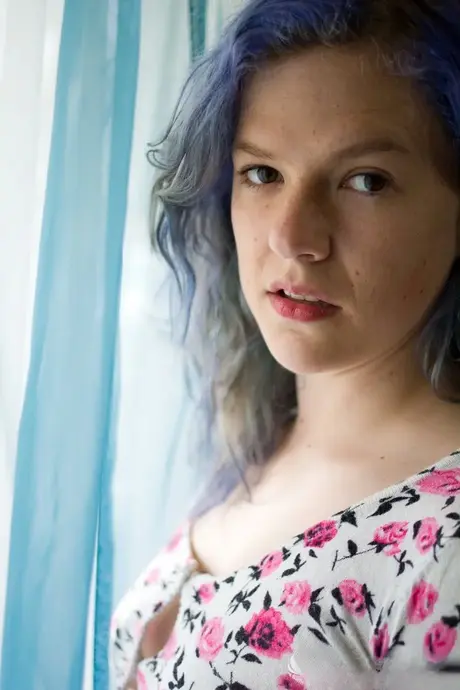 Tatuoitu emo-tyttö Jette poseeraa makuuhuoneessa näyttäen tissinsä ja pillunsa